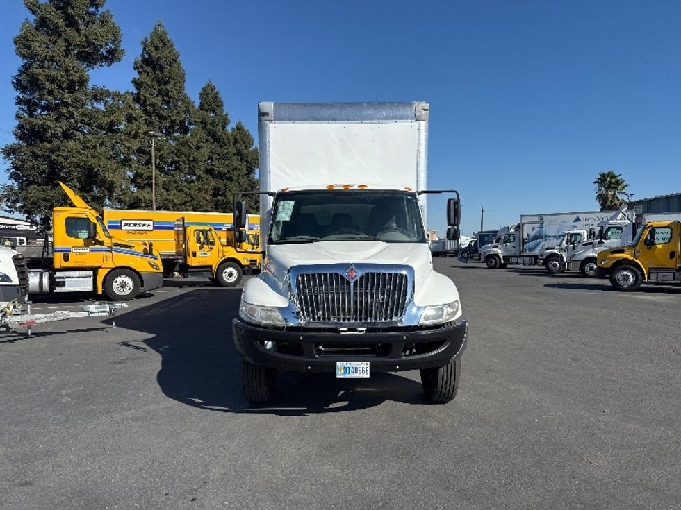 Medium Duty Box Truck-Light and Medium Duty Trucks-International-2019-4300-West Sacramento-CA-192,636\n\t\tmiles-$ 40,750 - Image 2