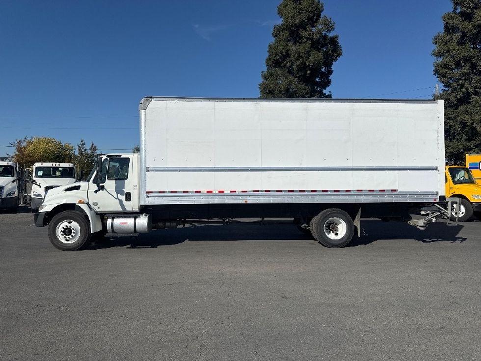 Medium Duty Box Truck-Light and Medium Duty Trucks-International-2019-4300-West Sacramento-CA-192,636\n\t\tmiles-$ 40,750 - Image 4
