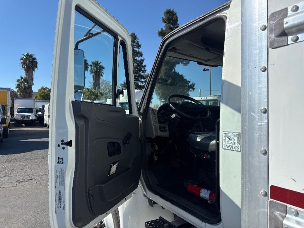 Medium Duty Box Truck-Light and Medium Duty Trucks-International-2019-4300-West Sacramento-CA-192,636\n\t\tmiles-$ 40,750 - Image 16