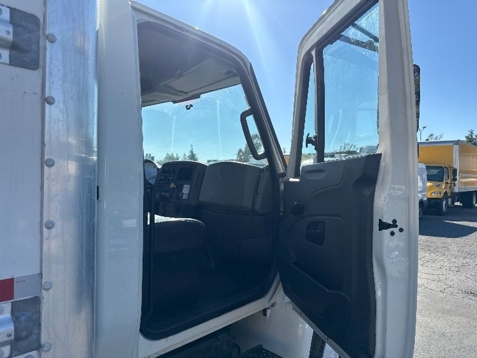 Medium Duty Box Truck-Light and Medium Duty Trucks-International-2019-4300-West Sacramento-CA-192,636\n\t\tmiles-$ 40,750 - Image 18