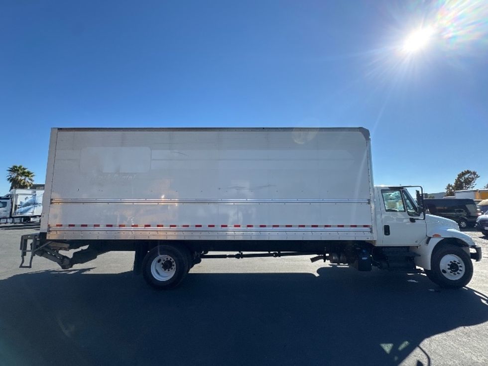 Medium Duty Box Truck-Light and Medium Duty Trucks-International-2019-4300-West Sacramento-CA-192,636\n\t\tmiles-$ 40,750 - Image 15