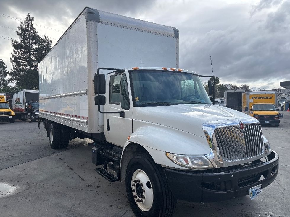 Medium Duty Box Truck-Light and Medium Duty Trucks-International-2019-4300-West Sacramento-CA-195,477\n\t\tmiles-$ 40,500 - Image 1