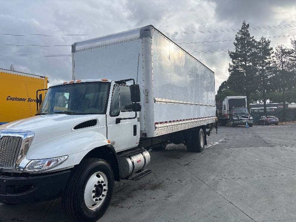 Medium Duty Box Truck-Light and Medium Duty Trucks-International-2019-4300-West Sacramento-CA-195,477\n\t\tmiles-$ 40,500 - Image 3