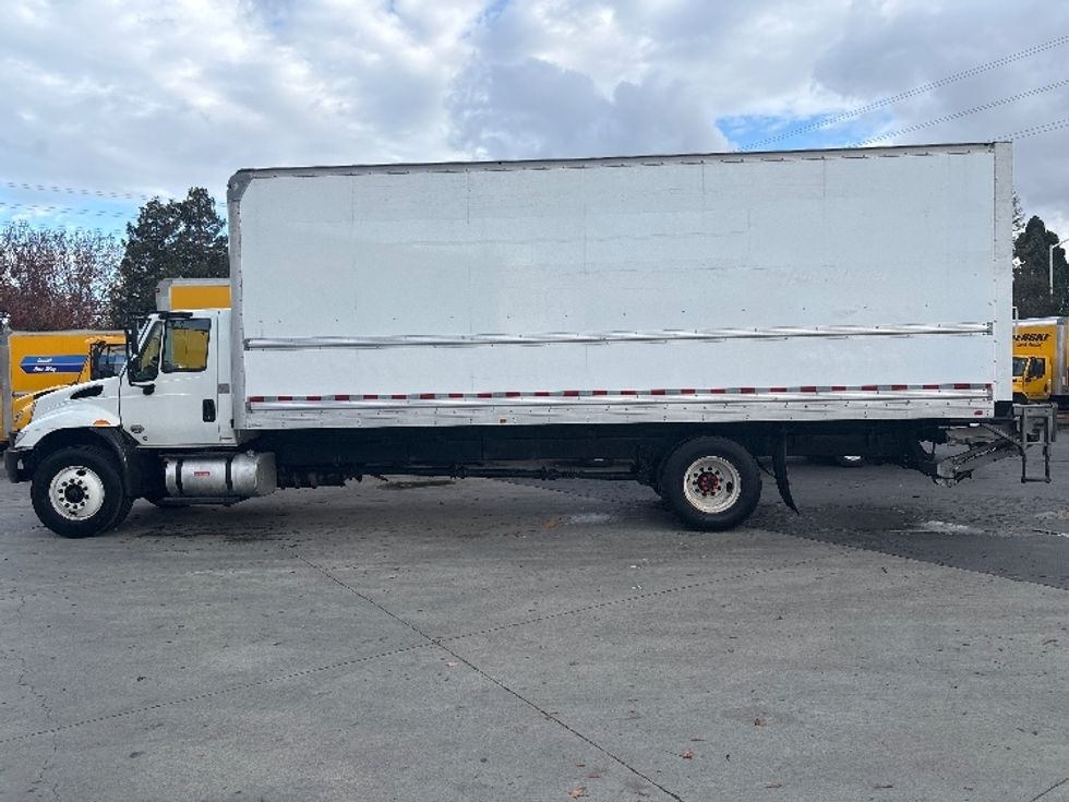 Medium Duty Box Truck-Light and Medium Duty Trucks-International-2019-4300-West Sacramento-CA-195,477\n\t\tmiles-$ 40,500 - Image 4