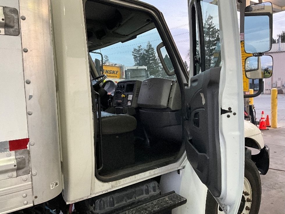 Medium Duty Box Truck-Light and Medium Duty Trucks-International-2019-4300-West Sacramento-CA-195,477\n\t\tmiles-$ 40,500 - Image 20