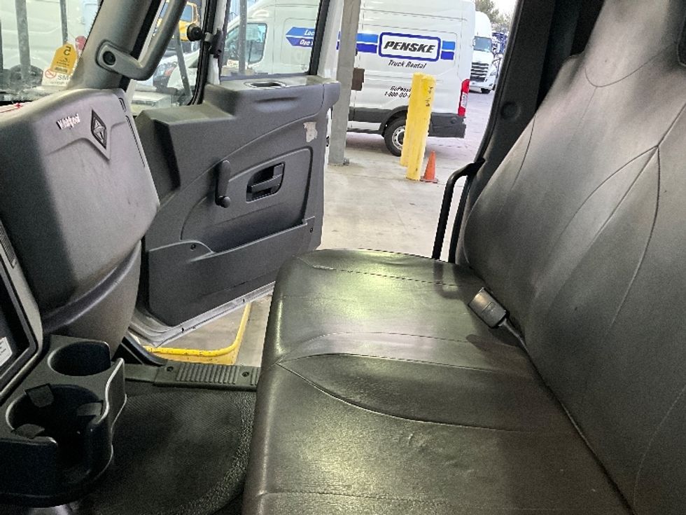 Medium Duty Box Truck-Light and Medium Duty Trucks-International-2019-4300-West Sacramento-CA-195,477\n\t\tmiles-$ 40,500 - Image 19