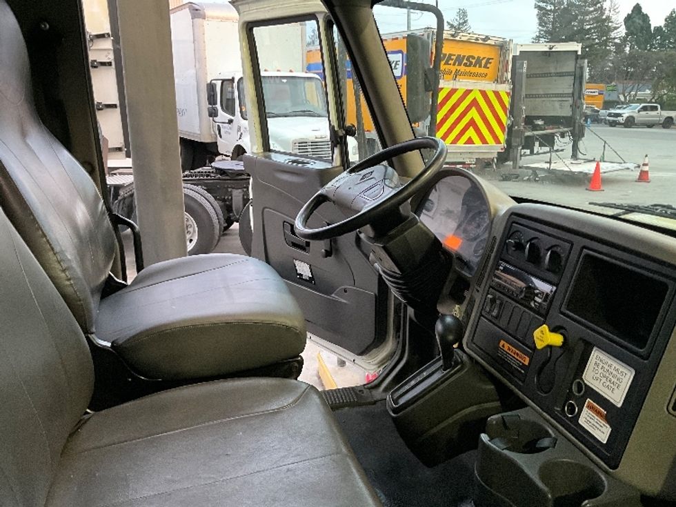 Medium Duty Box Truck-Light and Medium Duty Trucks-International-2019-4300-West Sacramento-CA-195,477\n\t\tmiles-$ 40,500 - Image 22