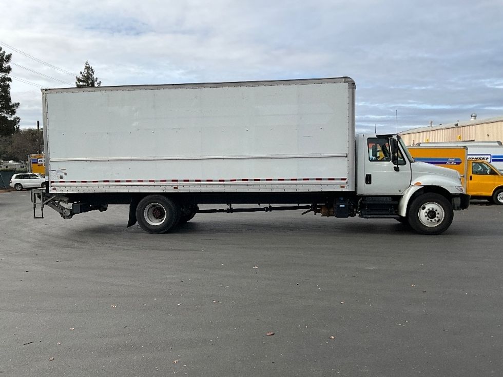 Medium Duty Box Truck-Light and Medium Duty Trucks-International-2019-4300-West Sacramento-CA-216,383\n\t\tmiles-$ 36,250 - Image 15