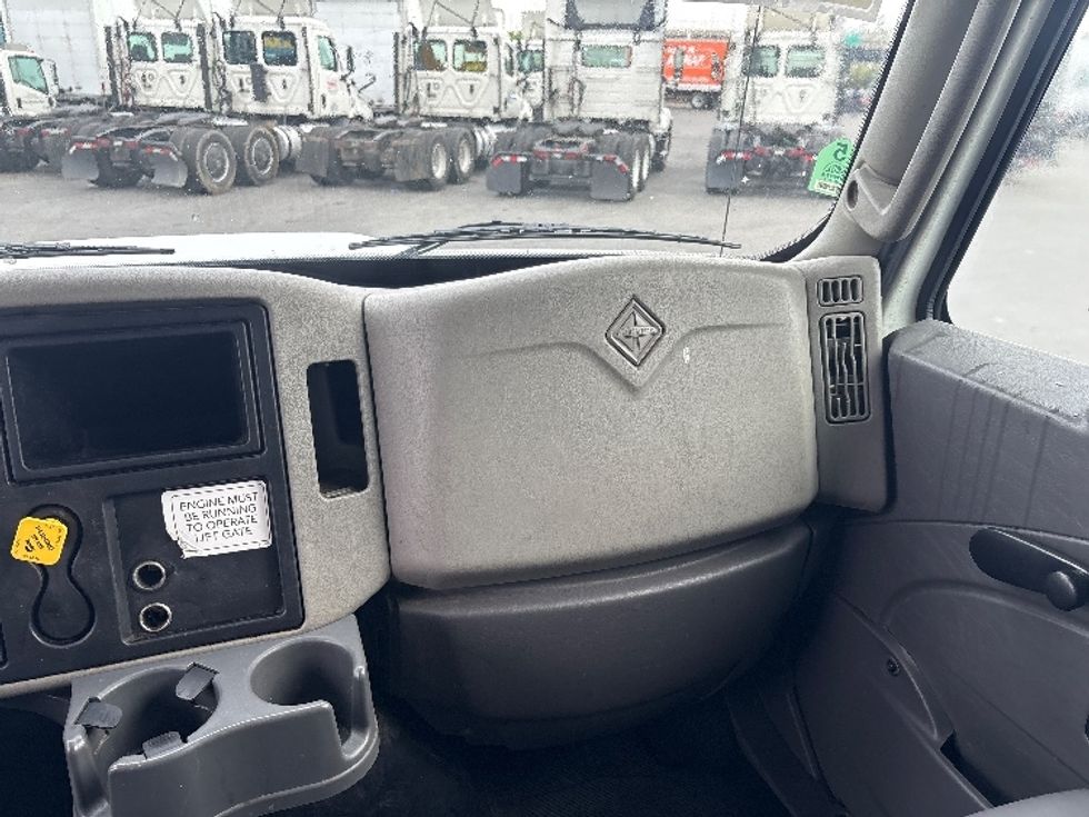 Medium Duty Box Truck-Light and Medium Duty Trucks-International-2019-4300-West Sacramento-CA-216,383\n\t\tmiles-$ 36,250 - Image 20