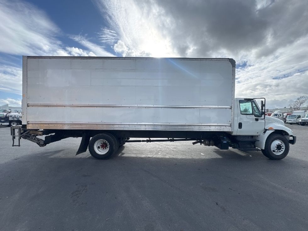 Medium Duty Box Truck-Light and Medium Duty Trucks-International-2019-4300-West Sacramento-CA-224,670\n\t\tmiles-$ 36,000 - Image 15