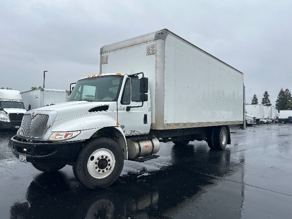 Medium Duty Box Truck-Light and Medium Duty Trucks-International-2019-4300-West Sacramento-CA-239,843\n\t\tmiles-$ 34,000 - Image 3