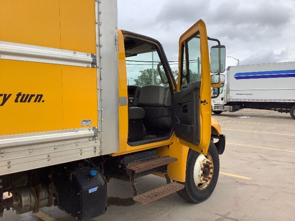 Medium Duty Box Truck-Light and Medium Duty Trucks-International-2019-4300-Winnipeg-MB-246,890\n\t\tkm-$ 56,250 - Image 20