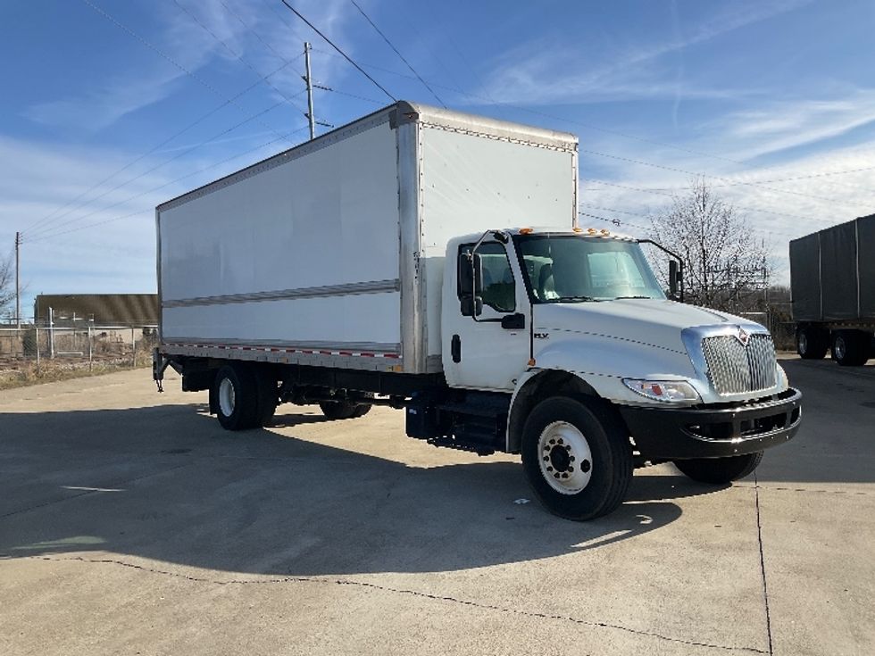 Medium Duty Box Truck-Light and Medium Duty Trucks-International-2019-MV607-Bowling Green-KY-106,451\n\t\tmiles-$ 52,250 - Image 1