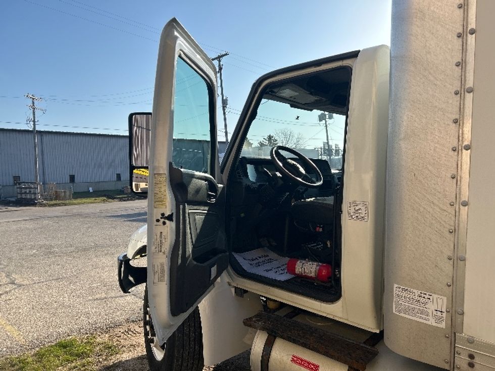 Medium Duty Box Truck-Light and Medium Duty Trucks-International-2019-MV607-Comstock Park-MI-347,195\n\t\tmiles-$ 20,500 - Image 16