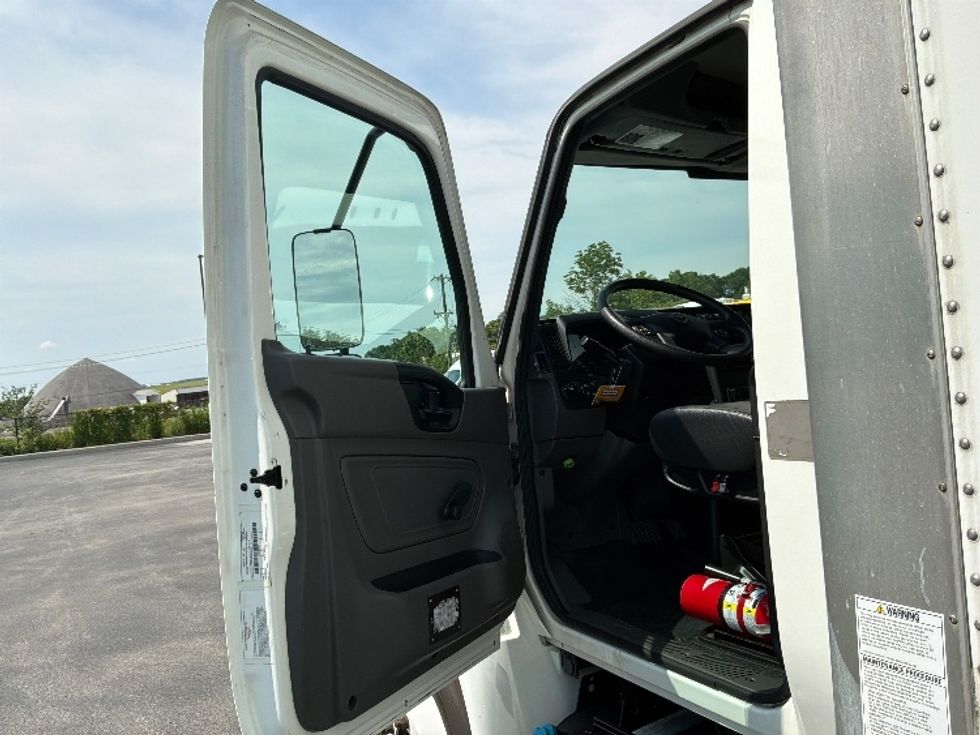 Medium Duty Box Truck-Light and Medium Duty Trucks-International-2019-MV607-Erlanger-KY-148,001\n\t\tmiles-$ 47,250 - Image 15