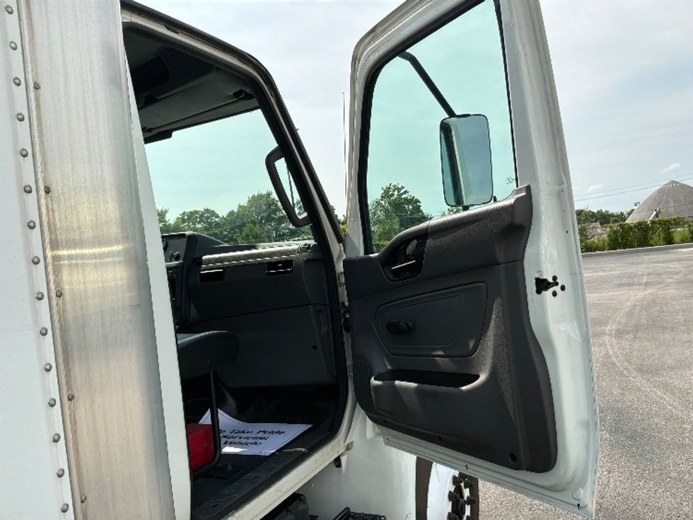Medium Duty Box Truck-Light and Medium Duty Trucks-International-2019-MV607-Erlanger-KY-148,001\n\t\tmiles-$ 47,250 - Image 19