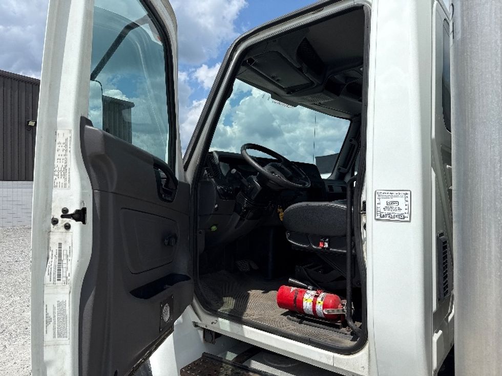 Medium Duty Box Truck-Light and Medium Duty Trucks-International-2019-MV607-Findlay-OH-122,339\n\t\tmiles-$ 49,250 - Image 16