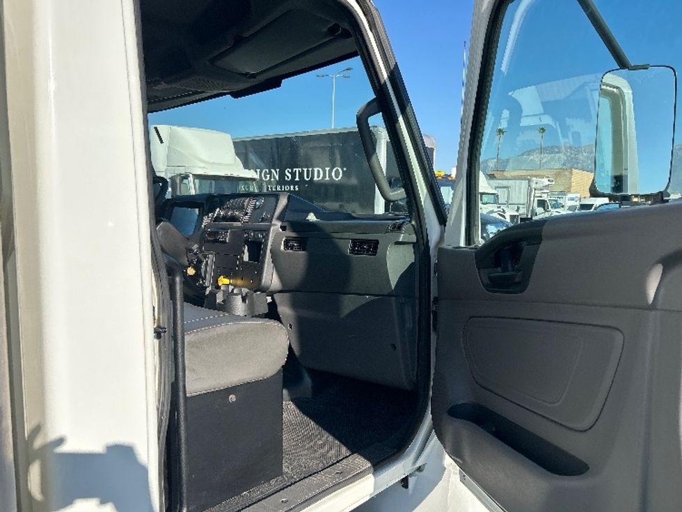 Medium Duty Box Truck-Light and Medium Duty Trucks-International-2019-MV607-Fontana-CA-204,196\n\t\tmiles-$ 38,750 - Image 20