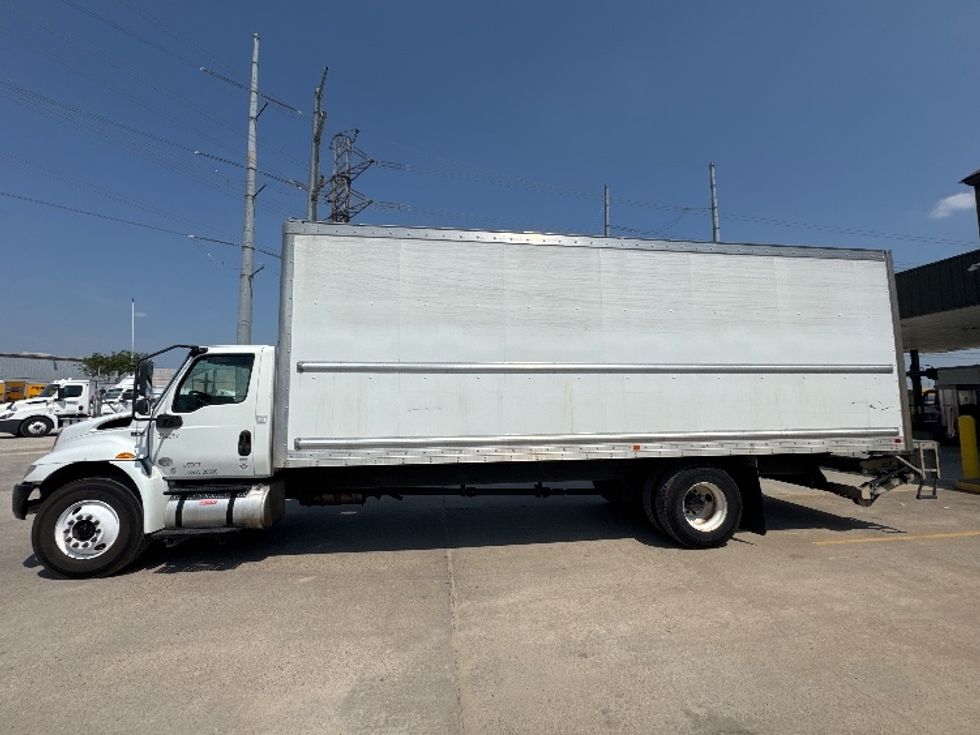 Medium Duty Box Truck-Light and Medium Duty Trucks-International-2019-MV607-Katy-TX-166,937\n\t\tmiles-$ 44,750 - Image 4