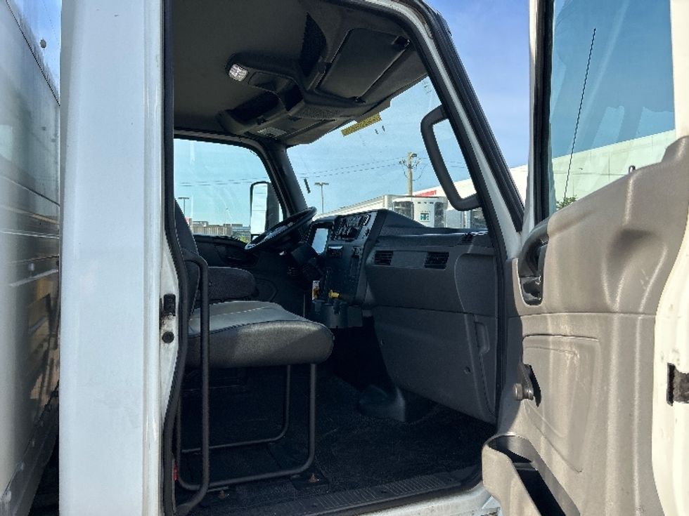 Medium Duty Box Truck-Light and Medium Duty Trucks-International-2019-MV607-La Porte-IN-122,735\n\t\tmiles-$ 51,750 - Image 20