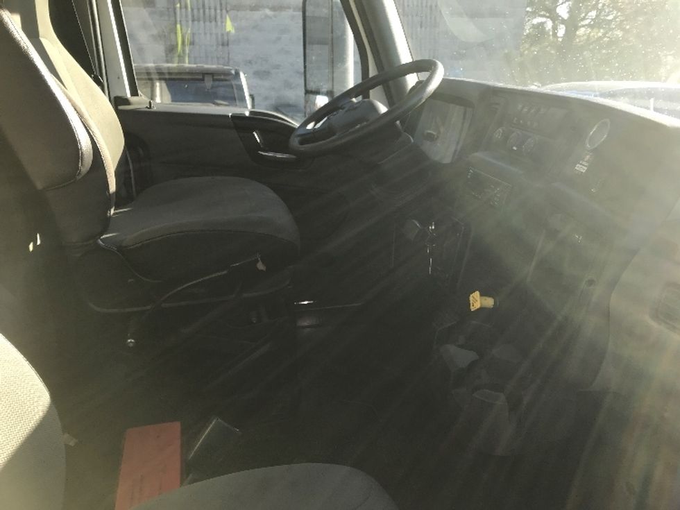 Medium Duty Box Truck-Light and Medium Duty Trucks-International-2019-MV607-Milwaukee-WI-157,724\n\t\tmiles-$ 44,750 - Image 21