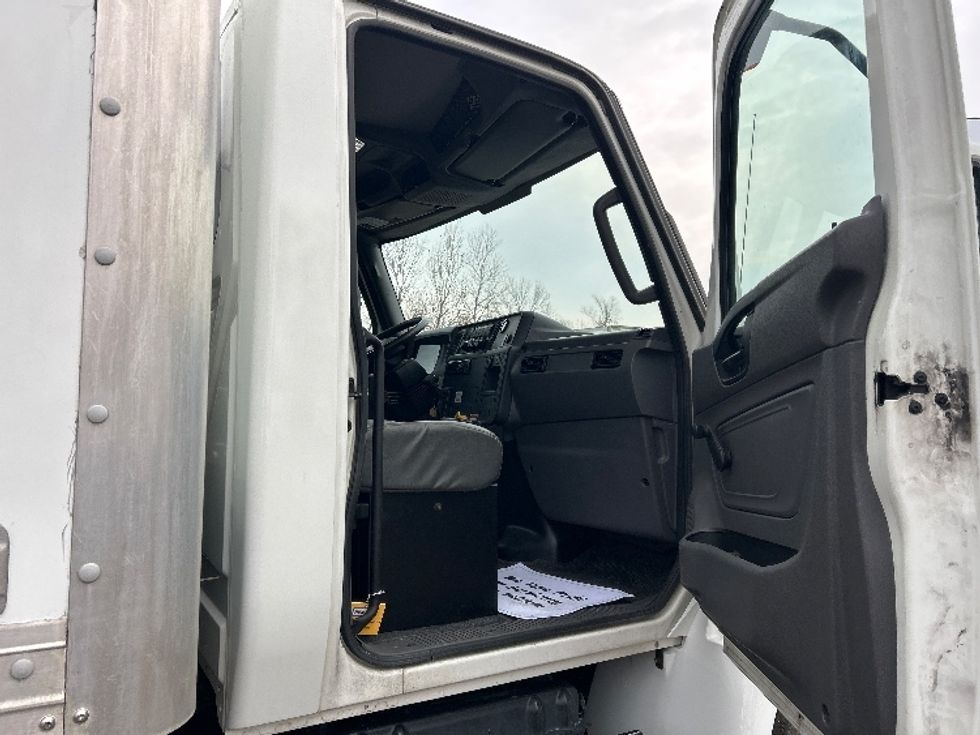 Medium Duty Box Truck-Light and Medium Duty Trucks-International-2019-MV607-Poplar Bluff-MO-130,265\n\t\tmiles-$ 50,000 - Image 19