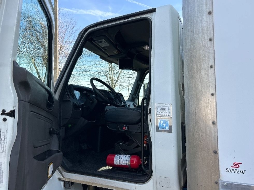 Medium Duty Box Truck-Light and Medium Duty Trucks-International-2019-MV607-Portland-OR-312,000\n\t\tmiles-$ 26,000 - Image 16