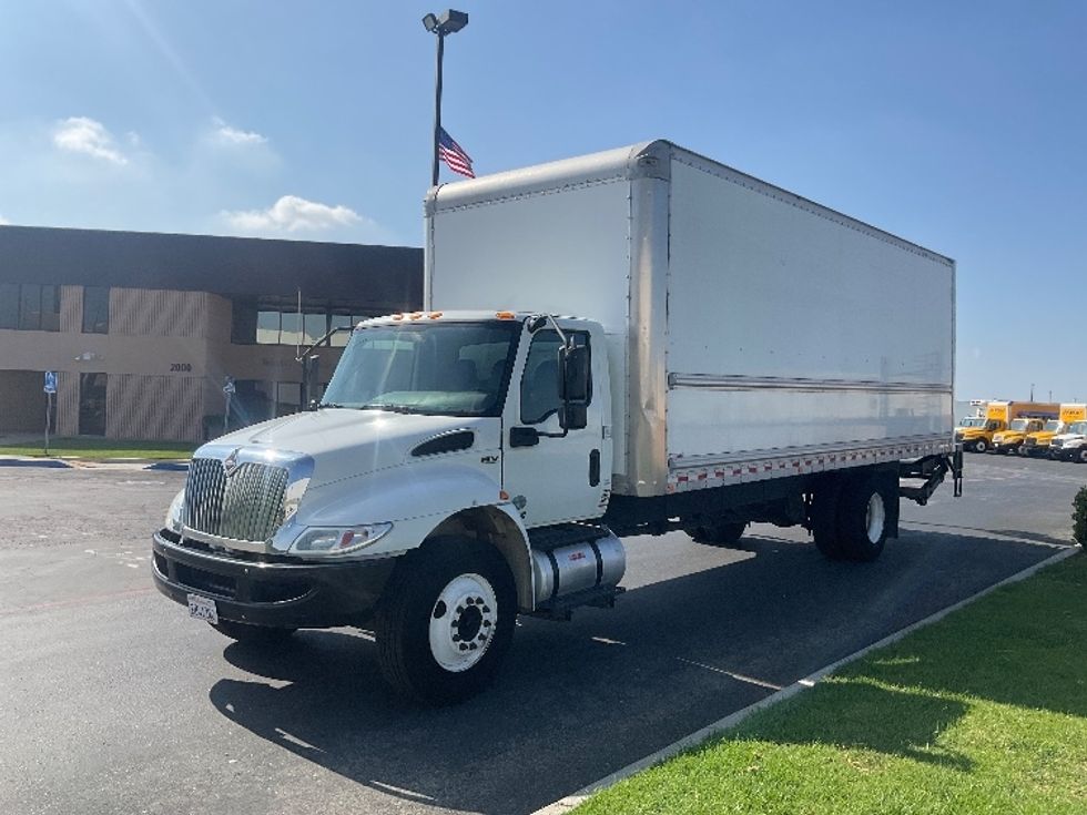 Medium Duty Box Truck-Light and Medium Duty Trucks-International-2019-MV607-Torrance-CA-104,500\n\t\tmiles-$ 51,750 - Image 3