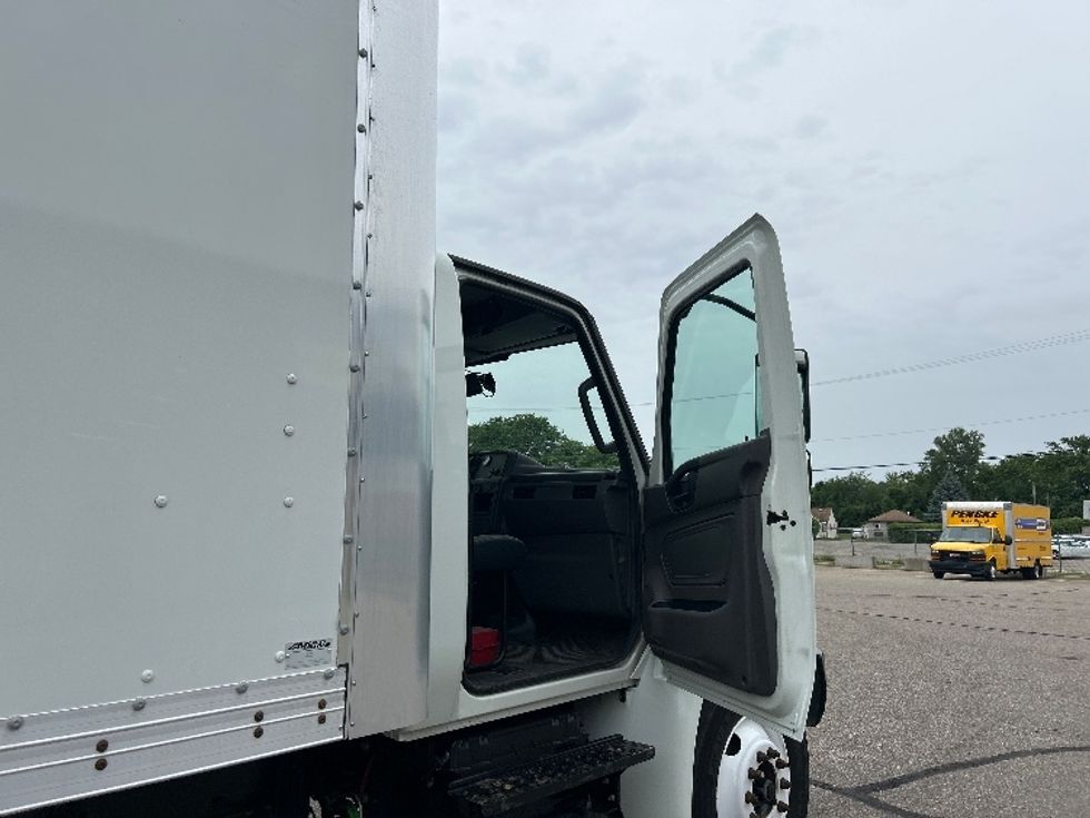 Medium Duty Box Truck-Light and Medium Duty Trucks-International-2019-MV607-Warren-MI-184,201\n\t\tmiles-$ 37,500 - Image 19