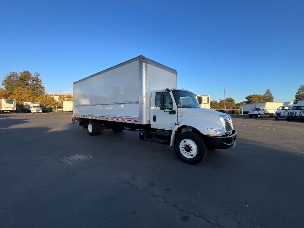 Medium Duty Box Truck-Light and Medium Duty Trucks-International-2019-MV607-West Sacramento-CA-140,707\n\t\tmiles-$ 49,000 - Image 1