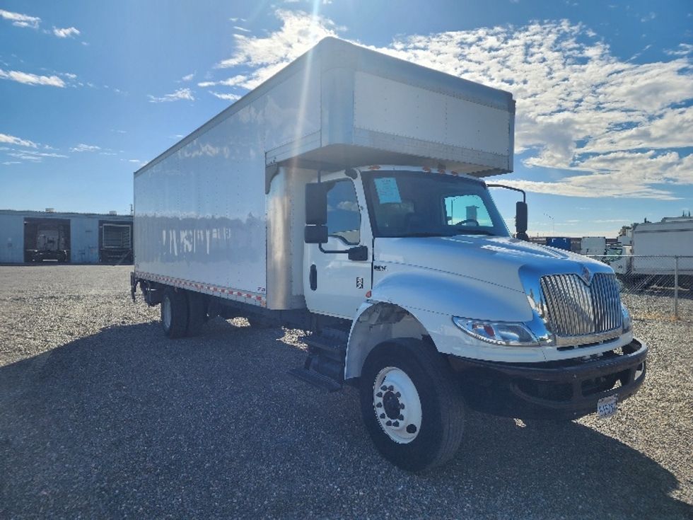 Medium Duty Box Truck-Light and Medium Duty Trucks-International-2019-MV607-West Sacramento-CA-194,136\n\t\tmiles-$ 53,000 - Image 1