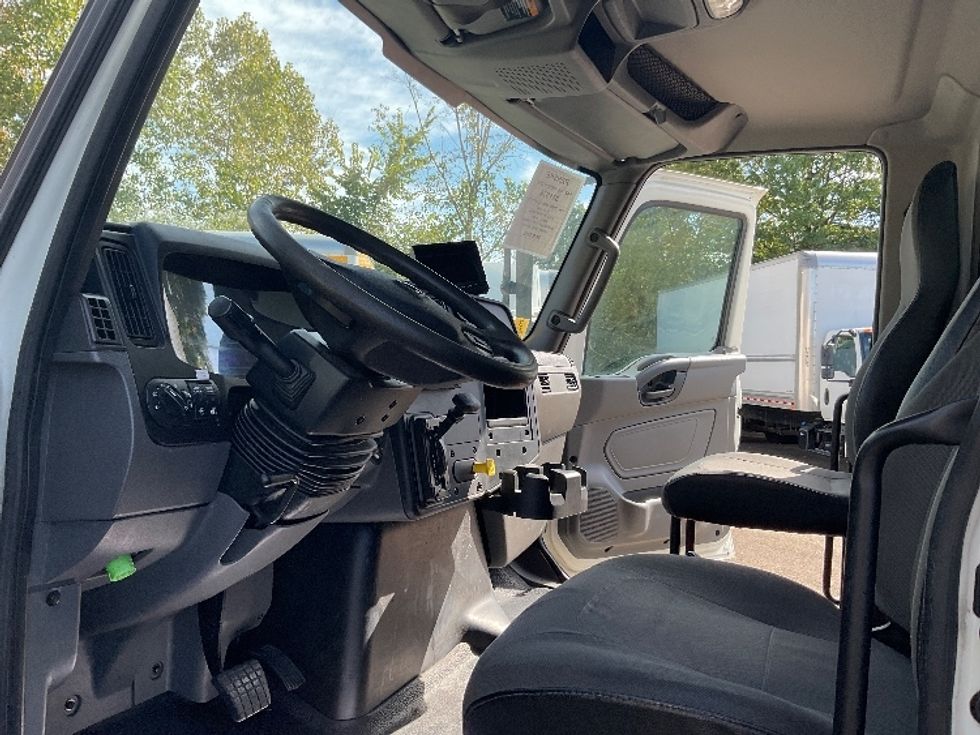 Medium Duty Box Truck-Light and Medium Duty Trucks-International-2020-MV607-Akron-OH-260,708\n\t\tmiles-$ 27,000 - Image 17