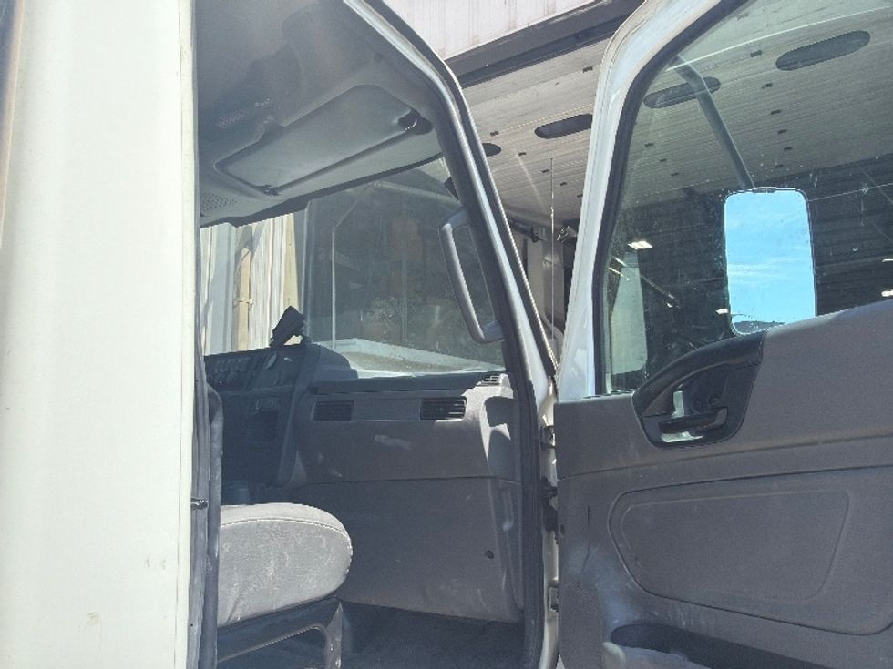 Medium Duty Box Truck-Light and Medium Duty Trucks-International-2020-MV607-Alexandria-VA-90,400\n\t\tmiles-$ 63,500 - Image 19