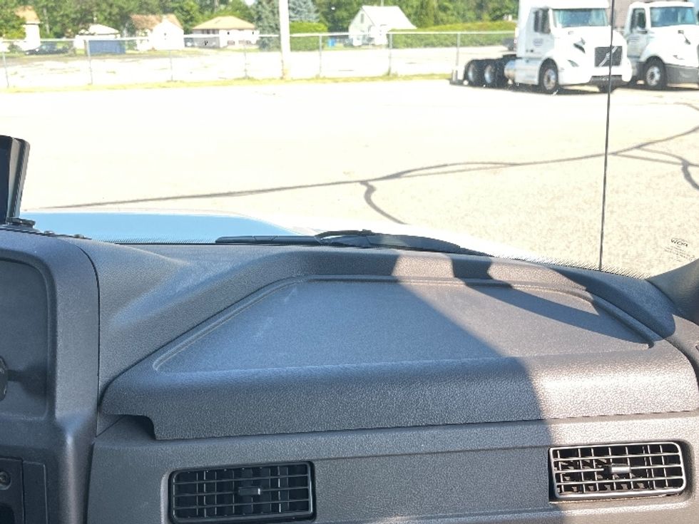 Medium Duty Box Truck-Light and Medium Duty Trucks-International-2020-MV607-Allen Park-MI-217,825\n\t\tmiles-$ 44,750 - Image 21