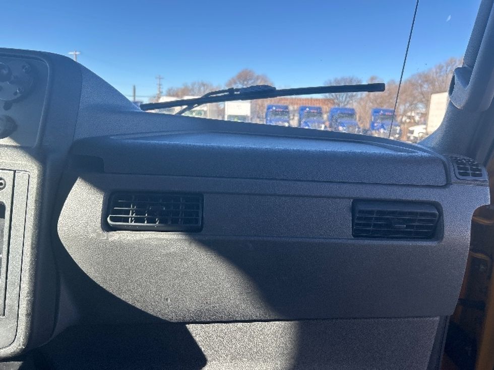 Medium Duty Box Truck-Light and Medium Duty Trucks-International-2020-MV607-Amarillo-TX-185,652\n\t\tmiles-$ 31,000 - Image 24