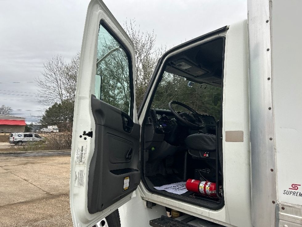 Medium Duty Box Truck-Light and Medium Duty Trucks-International-2020-MV607-Belden-MS-233,148\n\t\tmiles-$ 38,000 - Image 16