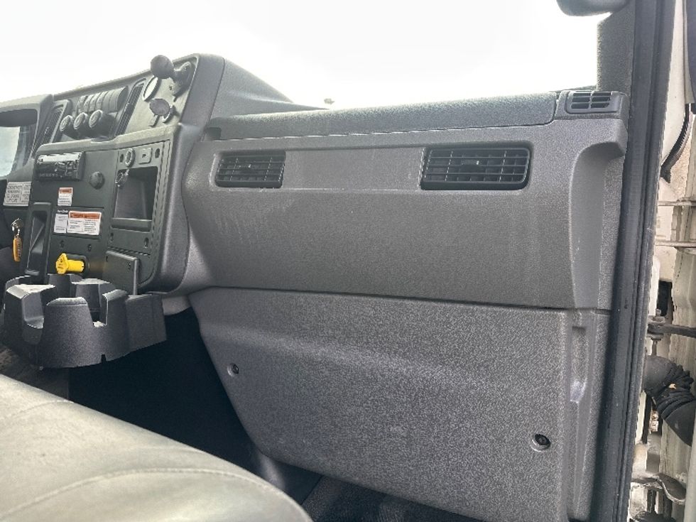 Medium Duty Box Truck-Light and Medium Duty Trucks-International-2020-MV607-Belleville-ON-261,853\n\t\tkm-$ 51,250 - Image 21