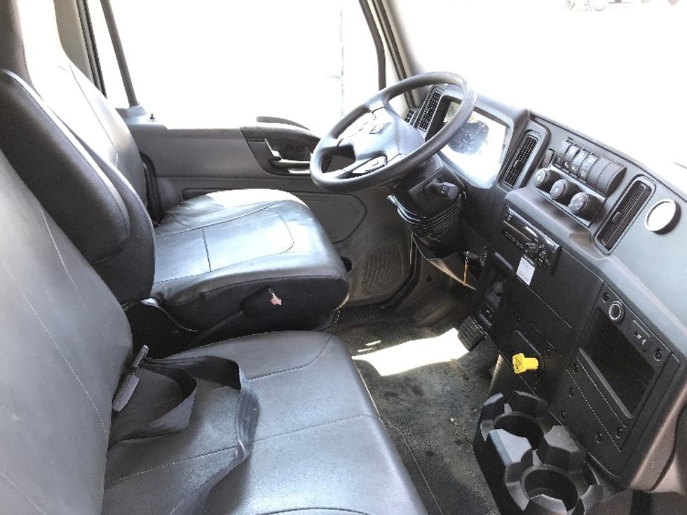 Medium Duty Box Truck-Light and Medium Duty Trucks-International-2020-MV607-Belleville-ON-298,093\n\t\tkm-$ 52,500 - Image 22