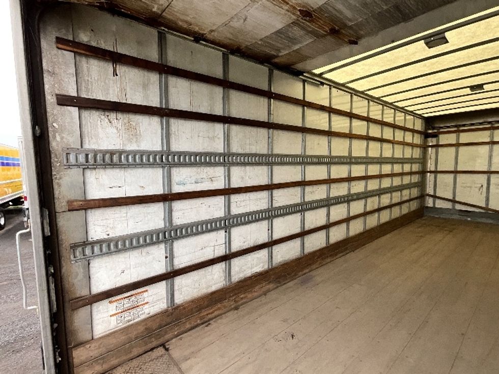Medium Duty Box Truck-Light and Medium Duty Trucks-International-2020-MV607-Boucherville-PQ-242,395\n\t\tkm-$ 54,500 - Image 11
