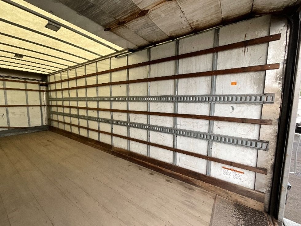 Medium Duty Box Truck-Light and Medium Duty Trucks-International-2020-MV607-Boucherville-PQ-242,395\n\t\tkm-$ 54,500 - Image 12