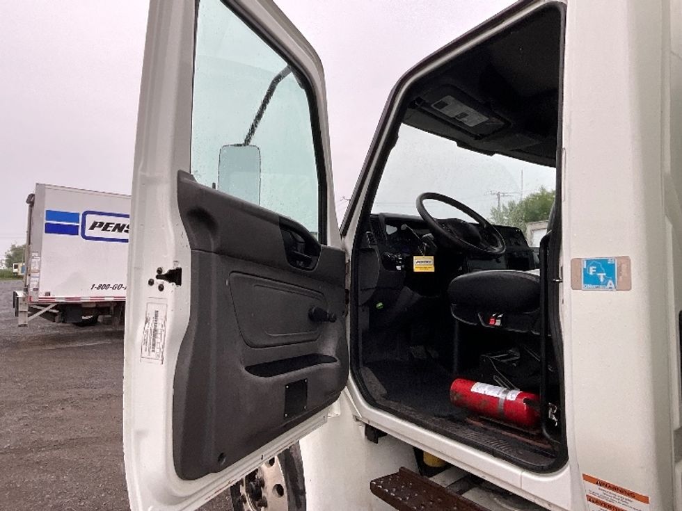 Medium Duty Box Truck-Light and Medium Duty Trucks-International-2020-MV607-Boucherville-PQ-242,395\n\t\tkm-$ 54,500 - Image 16
