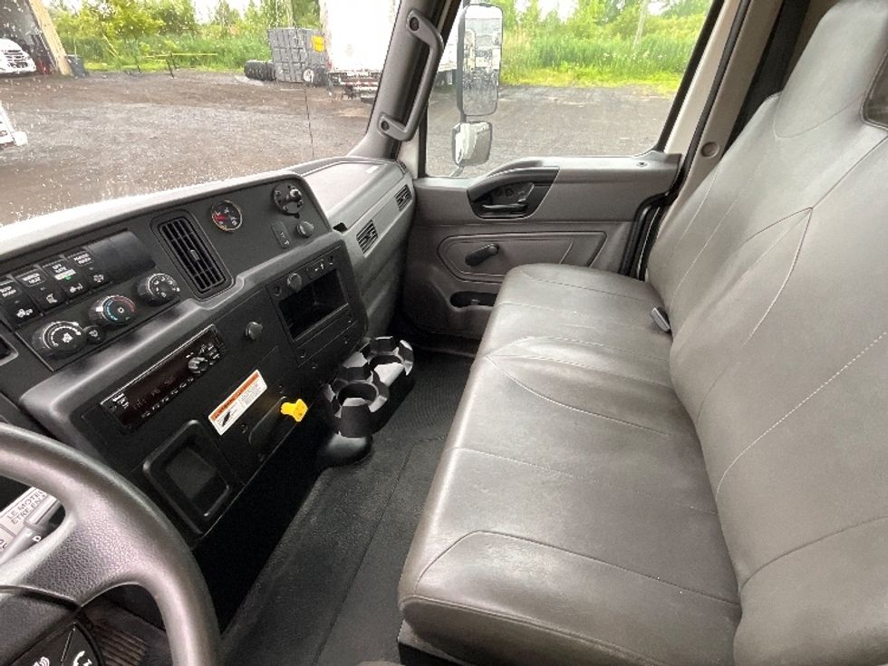 Medium Duty Box Truck-Light and Medium Duty Trucks-International-2020-MV607-Boucherville-PQ-242,395\n\t\tkm-$ 54,500 - Image 19