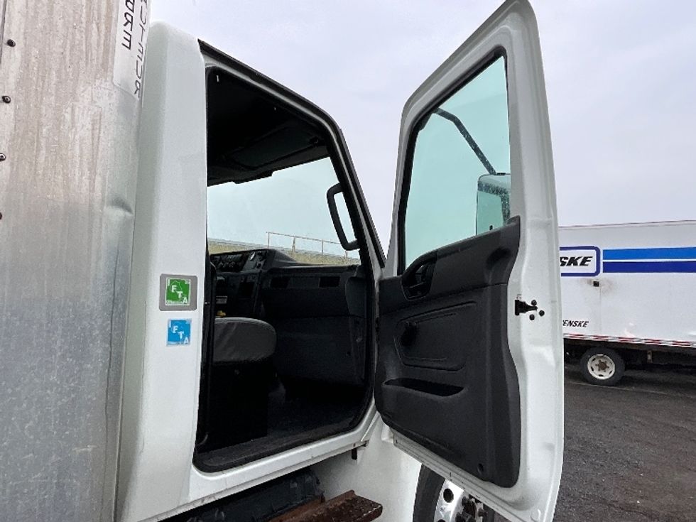 Medium Duty Box Truck-Light and Medium Duty Trucks-International-2020-MV607-Boucherville-PQ-242,395\n\t\tkm-$ 54,500 - Image 20