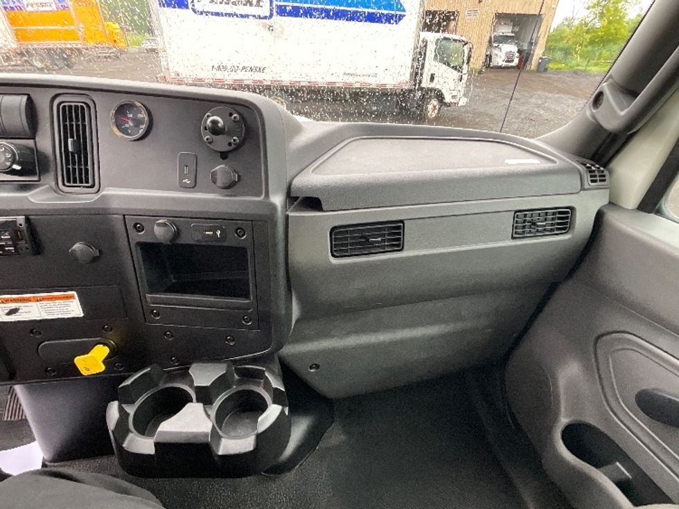 Medium Duty Box Truck-Light and Medium Duty Trucks-International-2020-MV607-Boucherville-PQ-242,395\n\t\tkm-$ 54,500 - Image 21
