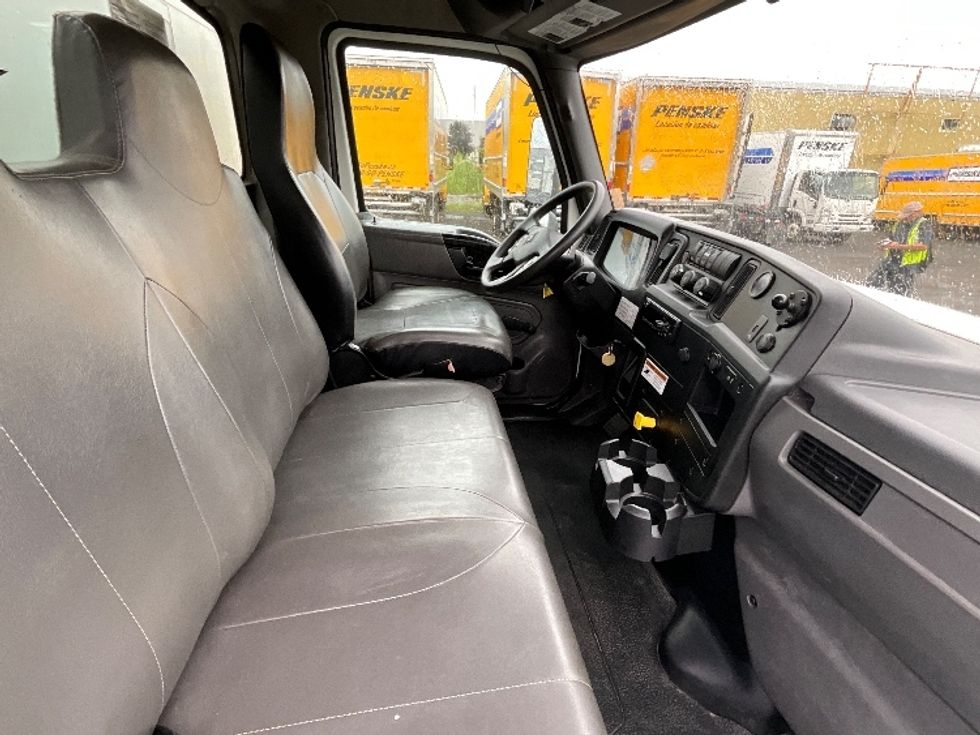 Medium Duty Box Truck-Light and Medium Duty Trucks-International-2020-MV607-Boucherville-PQ-242,395\n\t\tkm-$ 54,500 - Image 22