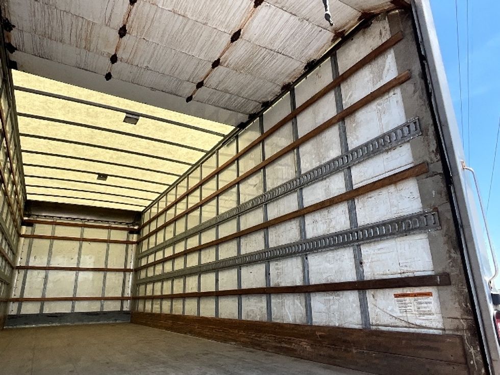 Medium Duty Box Truck-Light and Medium Duty Trucks-International-2020-MV607-Boucherville-PQ-265,216\n\t\tkm-$ 64,500 - Image 12