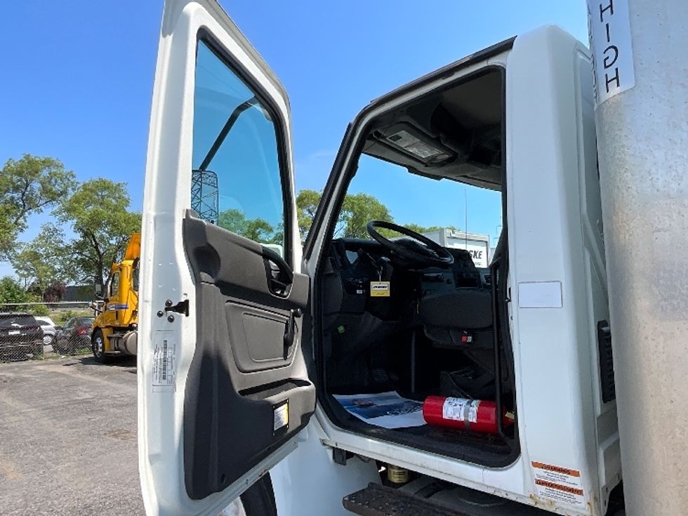 Medium Duty Box Truck-Light and Medium Duty Trucks-International-2020-MV607-Boucherville-PQ-265,216\n\t\tkm-$ 64,500 - Image 16
