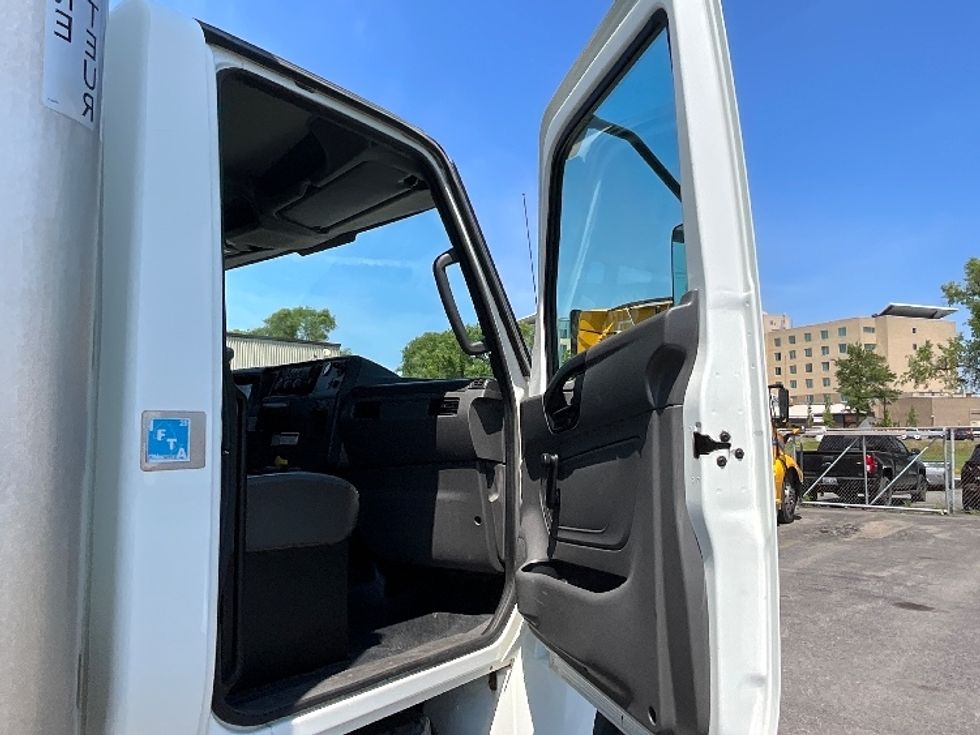 Medium Duty Box Truck-Light and Medium Duty Trucks-International-2020-MV607-Boucherville-PQ-265,216\n\t\tkm-$ 64,500 - Image 20