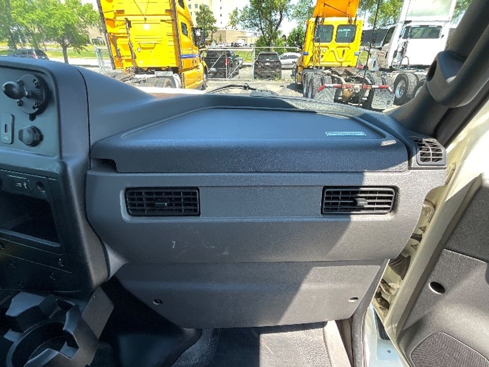 Medium Duty Box Truck-Light and Medium Duty Trucks-International-2020-MV607-Boucherville-PQ-265,216\n\t\tkm-$ 64,500 - Image 21