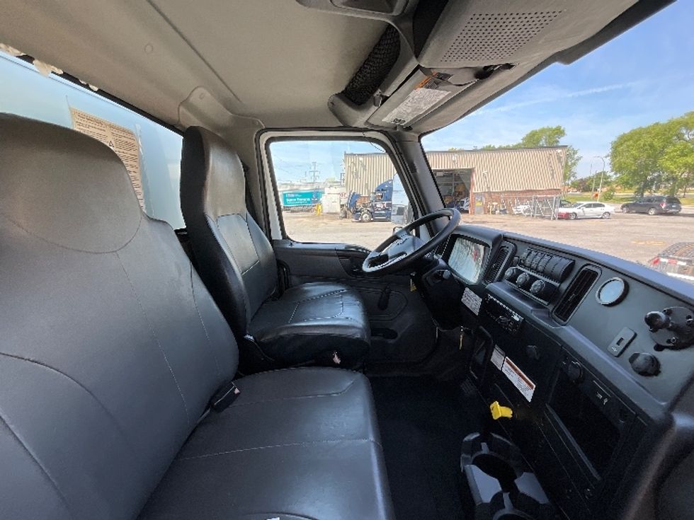 Medium Duty Box Truck-Light and Medium Duty Trucks-International-2020-MV607-Boucherville-PQ-265,216\n\t\tkm-$ 64,500 - Image 22